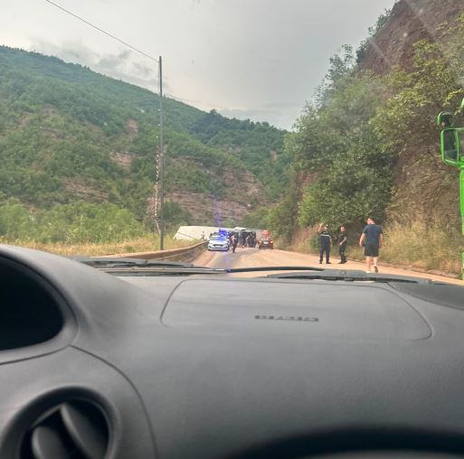Overturned truck in Librazhd  traffic halted for more than an hour