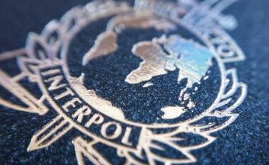 Kosova ekstradon të kërkuarin nga Belgjika, në Prishtinë prangoset gjermani i kërkuar nga Spanja, të dy në listën e Interpolit