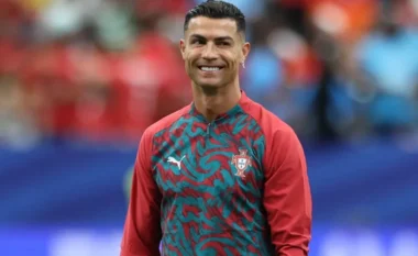 Pas arritjes historike, vëmendjen e tërheq dedikimi prekës i Ronaldos në këpucë