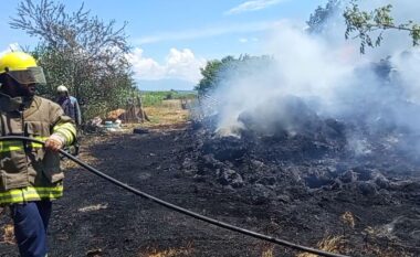 Zjarr në kavaletat e ushqimit të bagëtive, rrezikohet edhe një banesë