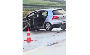 Përplasje në rrugën Elbasan–Peqin pranë Bishqemit, plagoset shoferi i një makine pas një parakalimi të gabuar