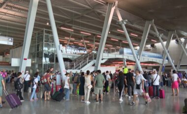Mbi 1.1 milion të huaj hynë në Shqipëri në maj, fluksi turistik u zgjerua me 15.9%