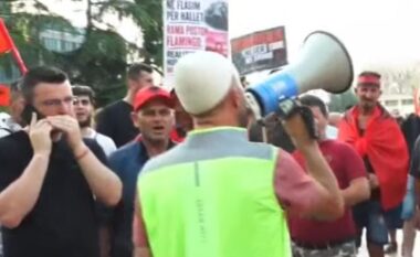 DITA 26/ Vijojnë protestat qytetare, protestuesit grumbullohen në sheshin “Skënderbej” për tubimin e radhës