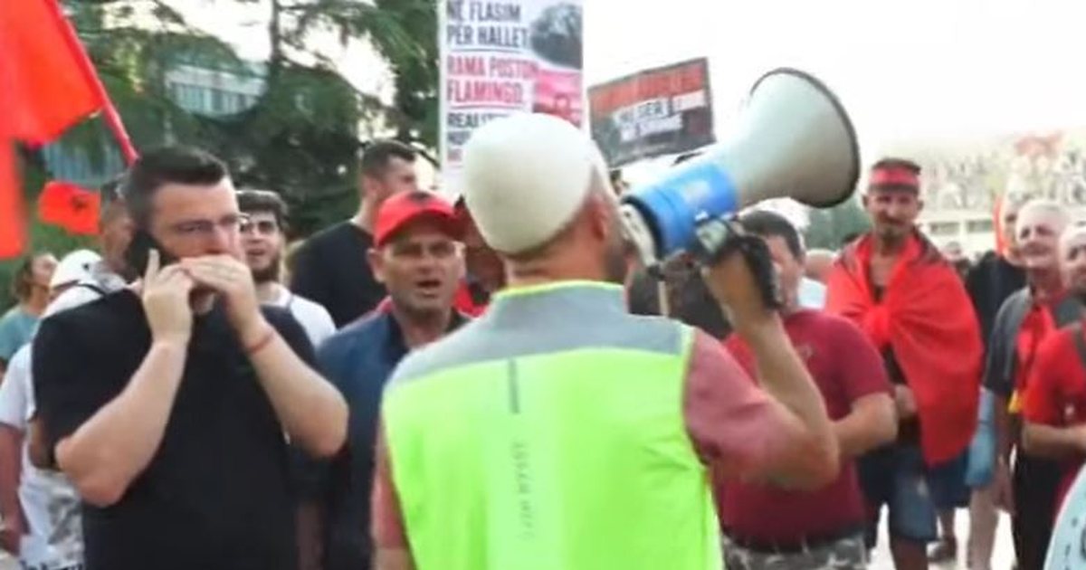 DITA 26/ Vijojnë protestat qytetare, protestuesit grumbullohen në sheshin “Skënderbej” për tubimin e radhës