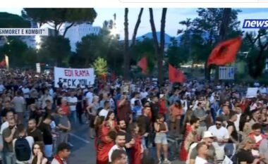 Protesta e 26 kundër qeverisë, protestuesi nga Londra: Kam ardhur për t’i dhënë shkelmin e fundit Ramës