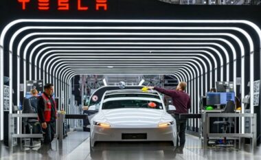 Tesla zgjeron stafin dhe synon rritje të prodhimit në fabrikën pranë Berlinit
