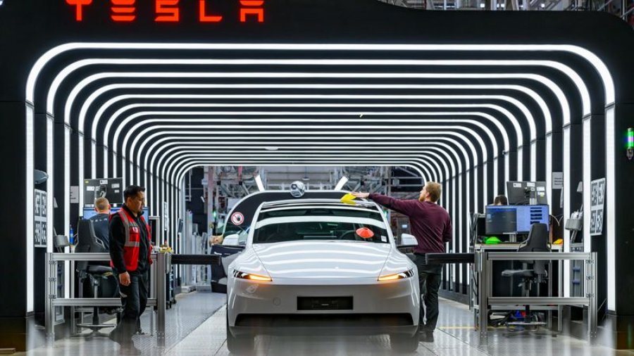 Tesla zgjeron stafin dhe synon rritje të prodhimit në fabrikën pranë Berlinit