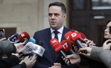 Abdixhiku komenton Ahmetin dhe Muhaxherin, tregon qëndrimin për thirrjet ndaj dorëheqjes së tij