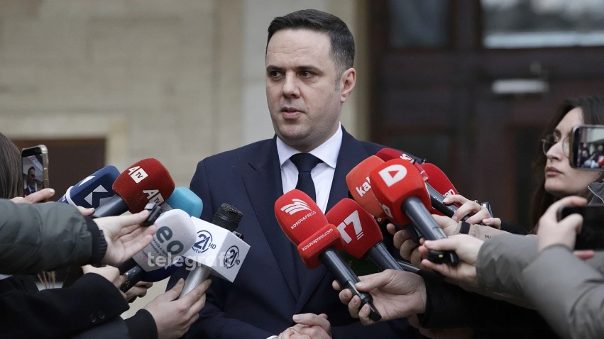 abdixhiku-komenton-ahmetin-dhe-muhaxherin-tregon-qendrimin-per-thirrjet-ndaj-doreheqjes-se-tij
