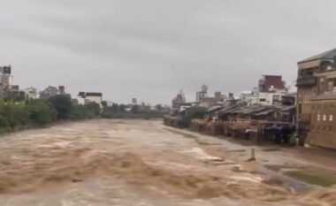 Dy stuhi tropikale i afrohen Japonisë, mbi 100 fluturime anulohen dhe shpallen evakuime