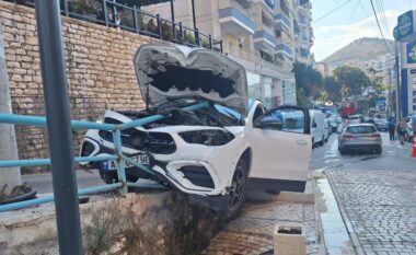 Turist francez del nga rruga në Sarandë dhe përplaset me barrierat, makina pëson dëme të mëdha