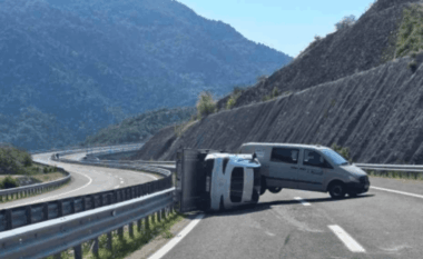 Kamion me rimorkio del nga kontrolli dhe përmbyset në autostradën për në Gjevgjeli