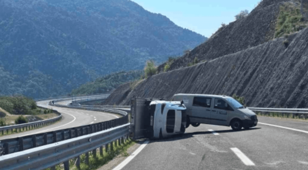 Kamion me rimorkio del nga kontrolli dhe përmbyset në autostradën për në Gjevgjeli