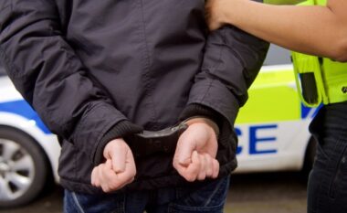 Para gjykatës 13 persona në Britani, dyshohen për abuzim seksual ndaj një gruaje të droguar të organizuar nga bashkëshorti i saj