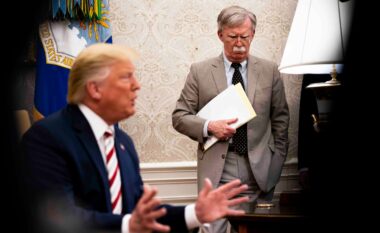 John Bolton pranon fajësinë për mbajtjen e paligjshme të dokumenteve të klasifikuara, përballet me deri në pesë vite burg