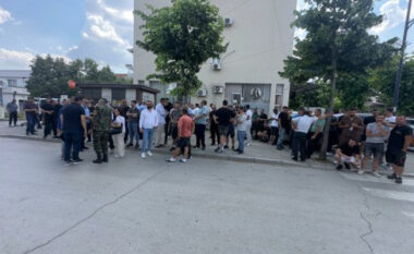 Protestë para Gjykatës në Lipjan për lirimin e veteranit Bekim Meta: “Na sulmuan paramilitarë në shtëpitë tona”
