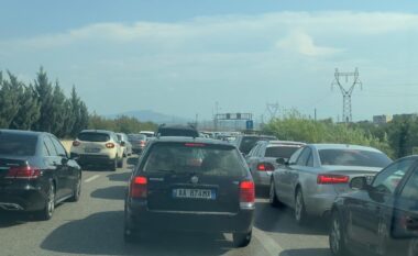 Trafik i rënduar dhe kolona të gjata automjetesh në aksin Tiranë-Elbasan