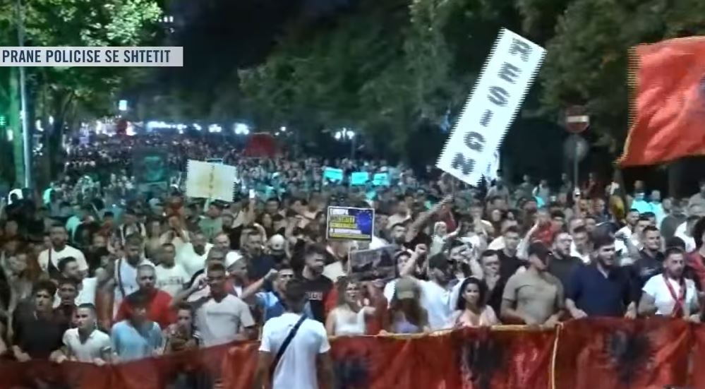 VIDEO  Protestuesit ndalen pranë selisë së PD në Tiranë   Rama n burg  Berisha n burg   dhe akuza për  opozitë e shitur 