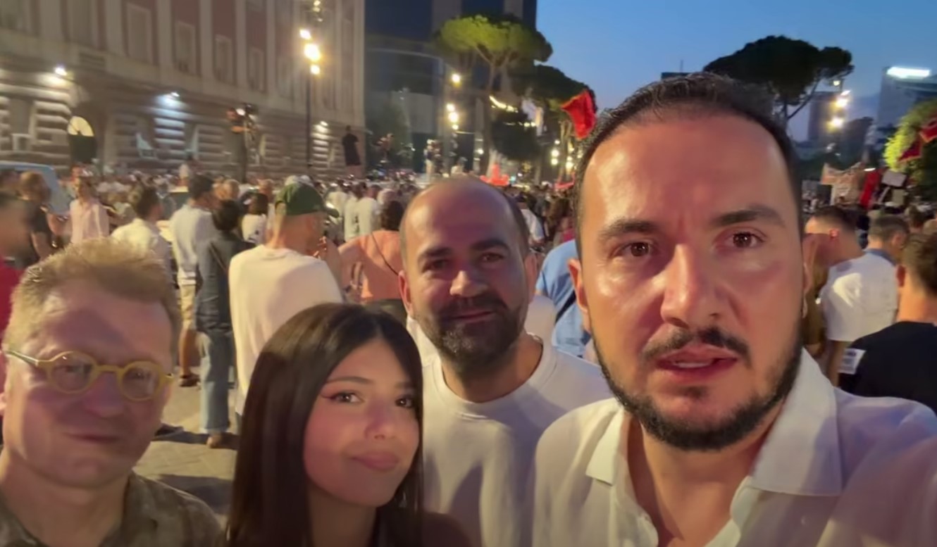 Salianji në protestën para Kryeministrisë  Qytetarët kanë mposhtur frikën  ndryshimi nuk ndalet nga asnjë makineri pushteti