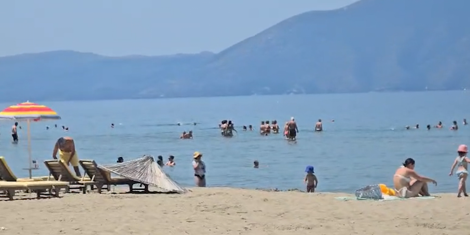 vala-e-te-nxehtit-deri-ne-35°c-sjell-mijera-pushues-ne-plazhet-e-vlores