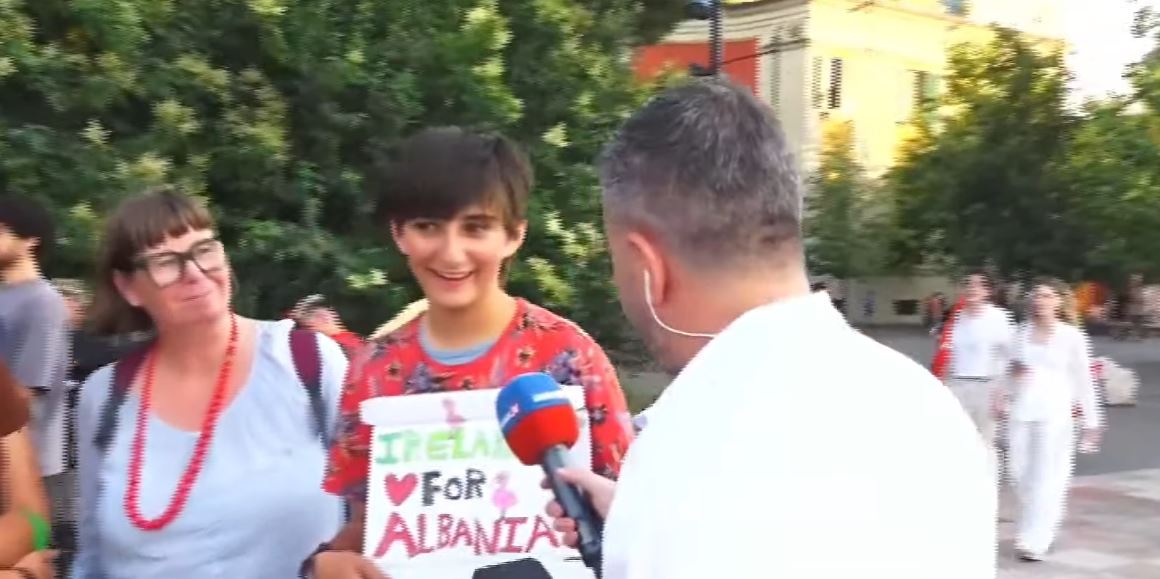 Protesta kundër Ramës  pjesëmarrësit kërkojnë dorëheqjen e tij  turistë irlandezë në shesh  Na keni frymëzuar  kryeministrat vijnë e ikin