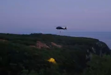 Helikopteri i Forcave të Armatosura angazhohet në Kanionin e Gjipesë për shpëtimin e dy turistëve të rrëzuar në greminë