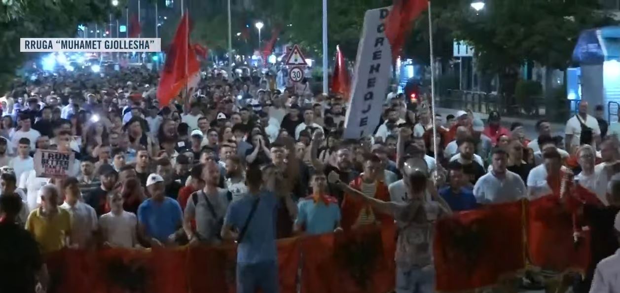 Dita e 29 e protestës në Tiranë  qytetarët vijojnë thirrjet për largimin e Edi Ramës   Zegjine na numëro  shih sa veta jemi sot 
