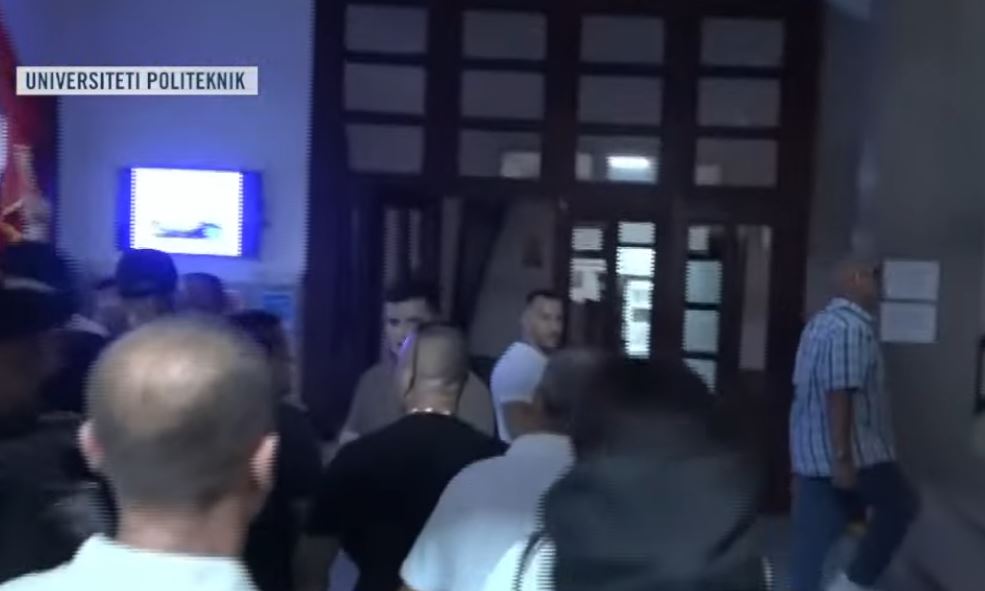 Tension te protesta në Tiranë  studentët futen në Universitetin Politeknik pas heqjes së banderolës