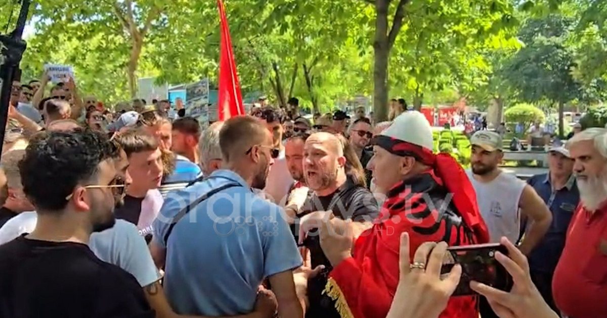 Tensione në protestën para Kuvendit  përplasje mes qytetarëve pas thirrjeve për  komunistët 