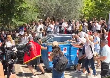 Protestë me ironi para Kuvendit  demonstruesit përpiqen të çojnë një kosh mbeturinash te hyrja