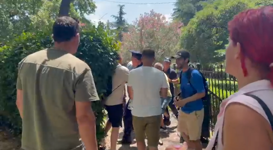 Tensione përpara Parlamentit  protestuesit përleshen me policinë