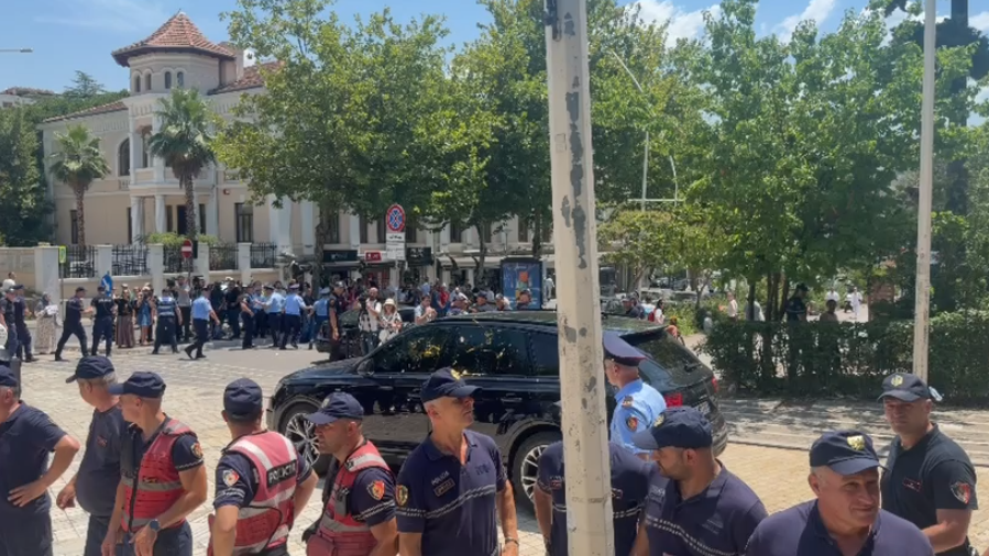 Makina e Blendi Gonxhes goditet sërish me vezë teksa del nga Parlamenti  VIDEO 