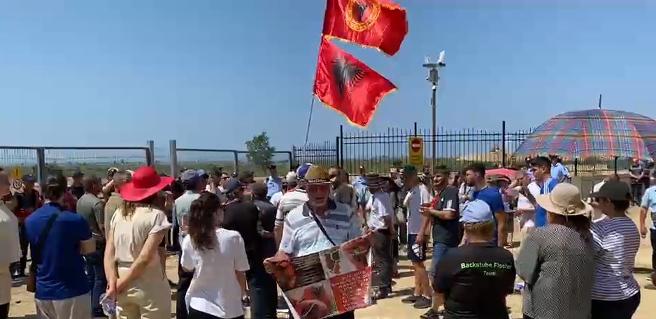 Banorët e Rrjollit rikthehen në protestë kundër rrethimit me hekura të tokës