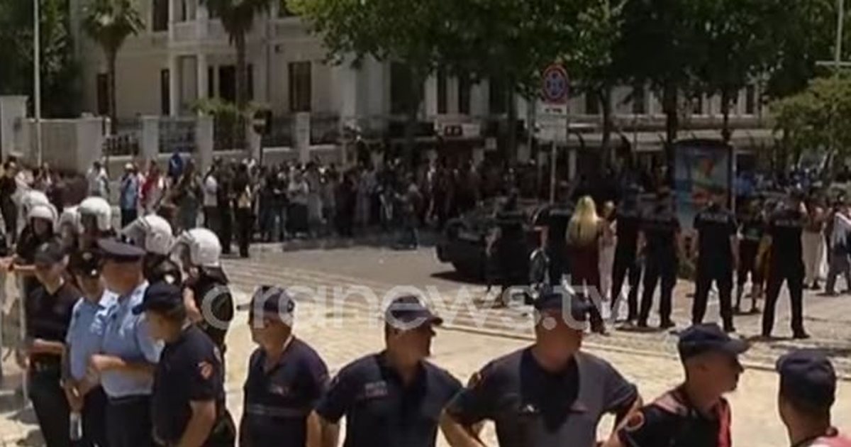 Policia vendos kordon sigurie para Parlamentit për të penguar tensionet mes protestuesve dhe deputetëve