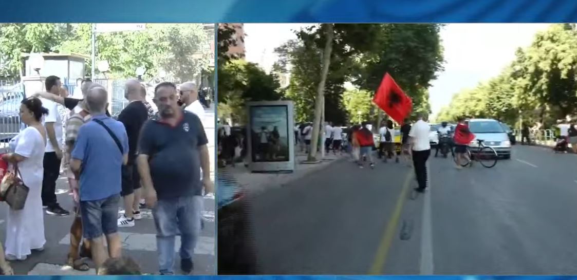 Të rinjtë nisen drejt Komisariatit Nr 1  thirrje  Arrestoni Ramën  gjatë marshimit nga Drejtoria e Policisë Tiranë