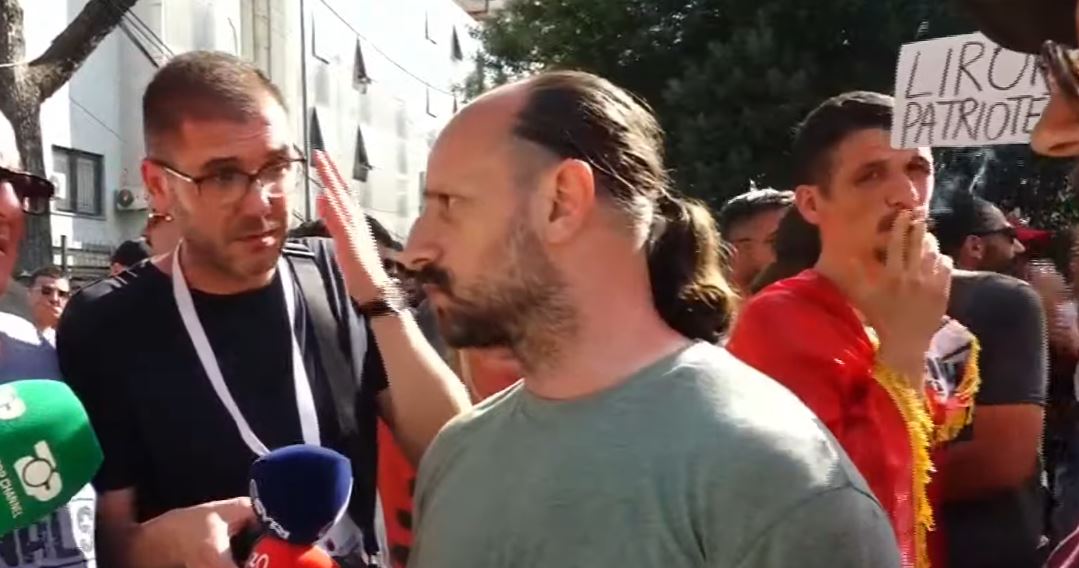 Lirohen 3 protestues  4 të tjerë mbeten në komisariat  Dritan Goxhaj  Ishim kordon mes policisë dhe qytetarëve  shoqërimi i paligjshëm