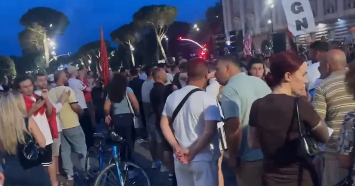 Përplasje dhe thirrje për qetësi në protestën e mbrëmjes së sotme