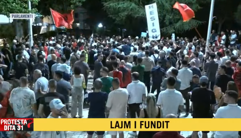Protestuesit mblidhen sërish para Kuvendit  thirrje të forta kundër qeverisë dhe policisë