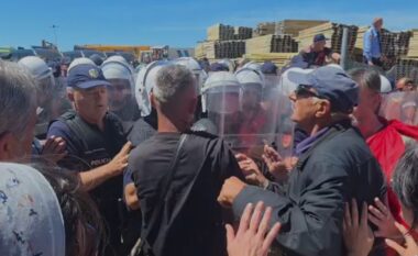 Protesta kundër restortit në Rrjoll, banorët “çajnë” rrethimin dhe futen në kantier