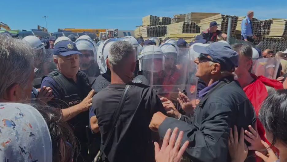 VIDEO/ Protesta kundër resortit në Rrjoll, banorët “çajnë” rrethimin dhe futen në kantier