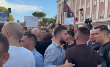 Tension në tubimin para Kryeministrisë, protestuesit përplasen me anëtarë të FRPD: Opozitë e shitur