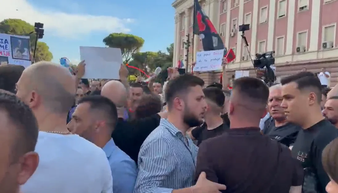 Tension në tubimin para Kryeministrisë, protestues