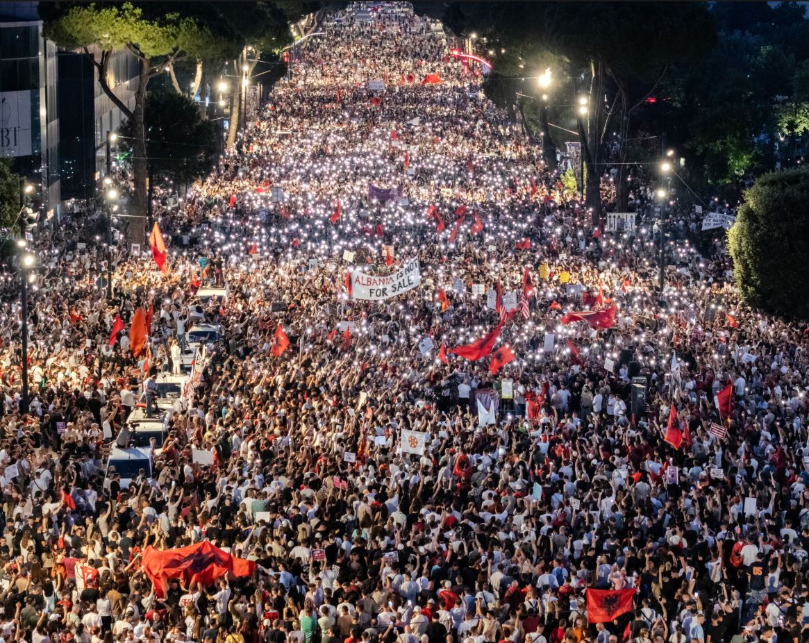 Revolta për largimin e Ramës në vëmendjen e mediave ndërkombëtare   The Guardian  publikon foto nga protesta  Mijëra qytetarë në ditën e 11 të të demonstratave në Tiranë