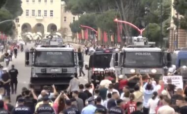 Protestuesit çajnë gardhin metalik, efektivët e policisë tërhiqen, makinat shi-hedhëse tentojnë t’i largojnë nga perimetri i Kryeministrisë