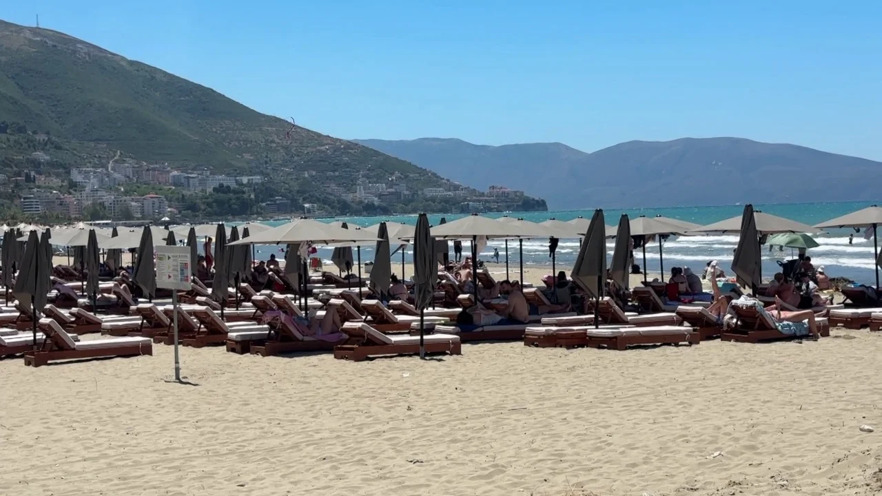 Turizmi  pasiguri nga protestat  Operatorët turistikë në Vlorë raportojnë anulime rezervimesh  Dëmton ekonominë