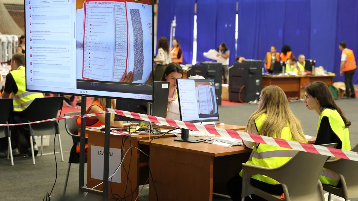 Zgjedhjet në Kosovë/ Numërohen mbi 92% e votave, LVV kryeson bindshëm, ja si ndahen ulëset në Kuvend