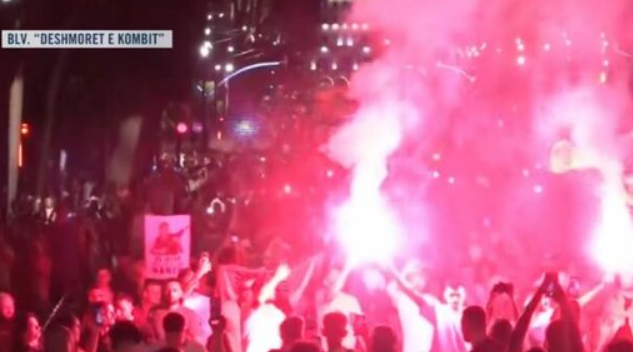 Diaspora ngre  në këmbë  Tiranën  flakadanë gjatë marshimit  protestuesit krijojnë atmosferë në rrugët e kryeqytetit