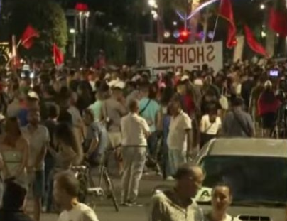  Po ju vjen fundi    Protesta para Kryeministrisë përfundon pas katër orësh  qytetarët marshojnë në rrugët e Tiranës dhe shprehin mbështetje për dy djemtë e burgosur  Jemi me ju 