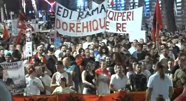 Mbyllet protesta para Kryeministrisë  protestuesit nisin marshimin në kryeqytet
