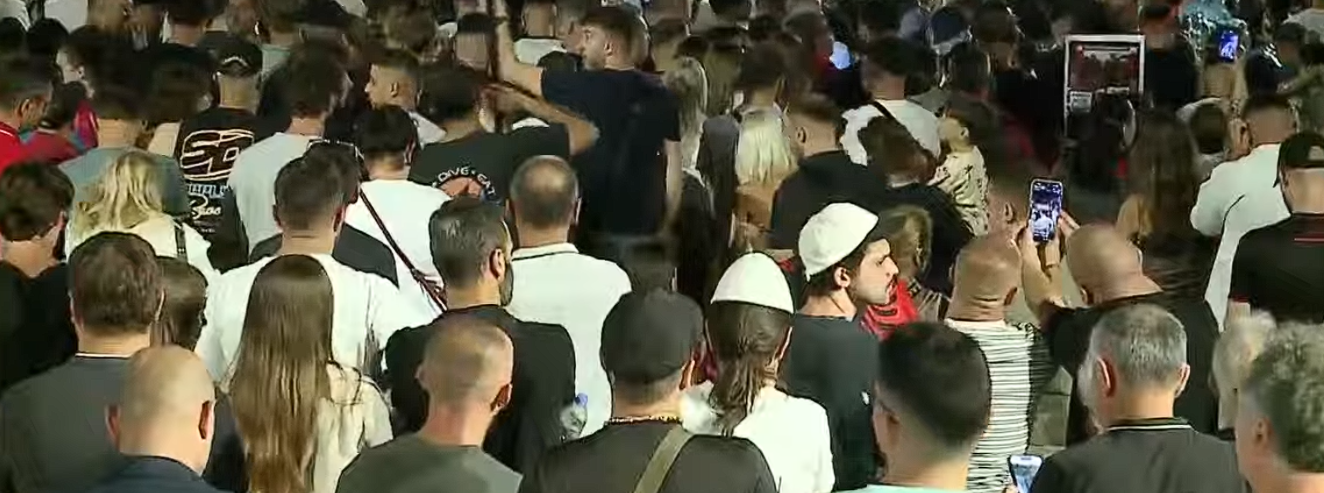 Përfundojnë fjalimet te Kryeministria  qytetarët nisin marshimin nëpër Tiranë me thirrje për dorëheqje dhe drejtësi